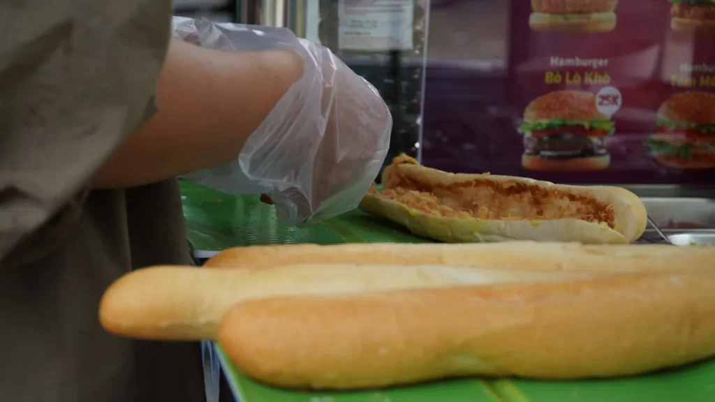 Người bán đang chuẩn bị bánh mì tại quầy
