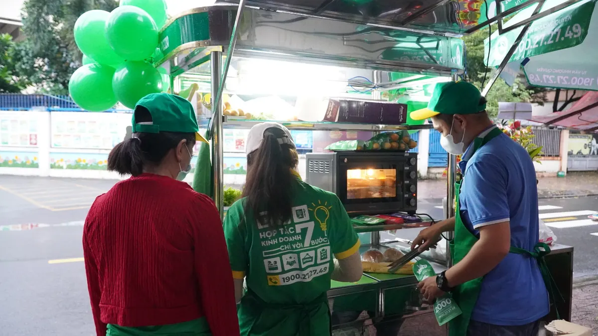 Người bán chuẩn bị vận hành tại quầy bánh mì