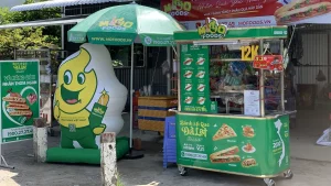 Điểm bán Bánh mì que Đà Lạt Dalabami với quầy và nhận diện thương hiệu