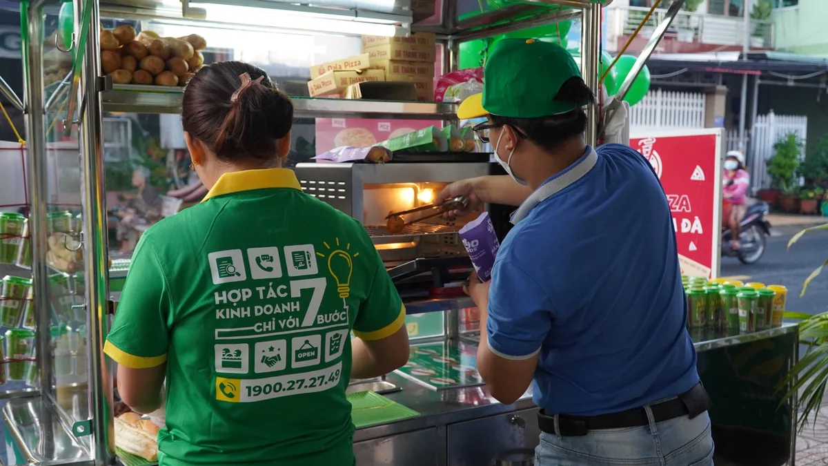Nhân sự chuẩn bị và kiểm tra thiết bị tại điểm bán trước khai trương