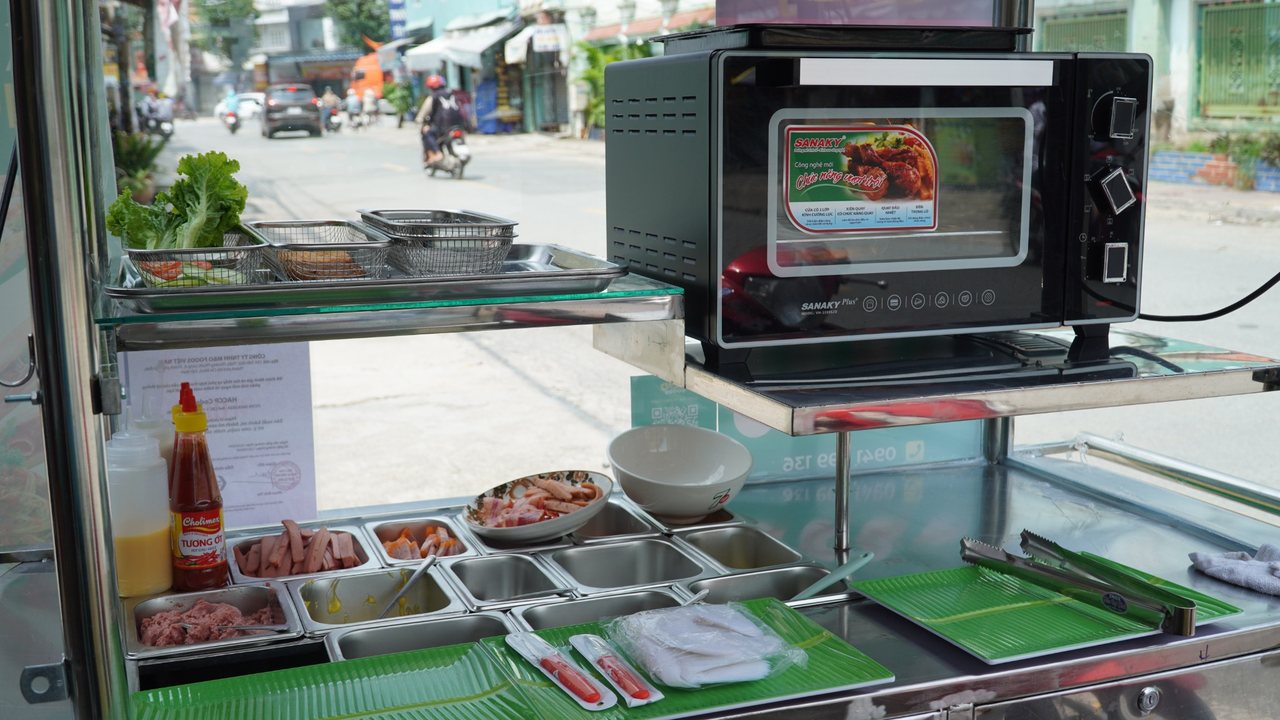 Khu vực chuẩn bị vận hành quầy bánh mì với lò nướng, dụng cụ và nguyên liệu