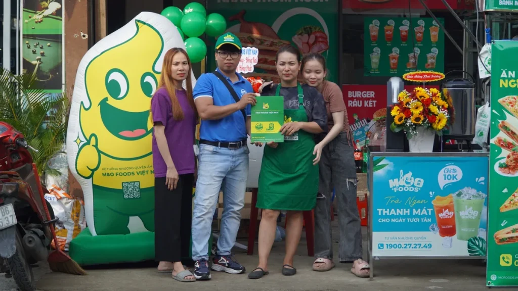 Đội ngũ MOF bàn giao điểm bán nhượng quyền bánh mì que Dalabami thực tế.
