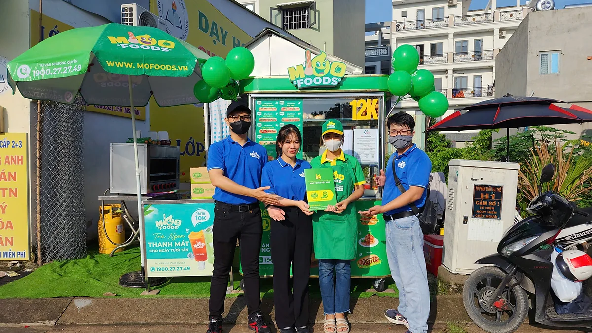 Đại diện MOF hỗ trợ đối tác tại điểm bán Bánh mì que Đà Lạt Dalabami
