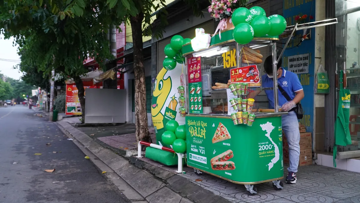 Điểm bán bánh mì que Dalabami trên mặt bằng nhỏ