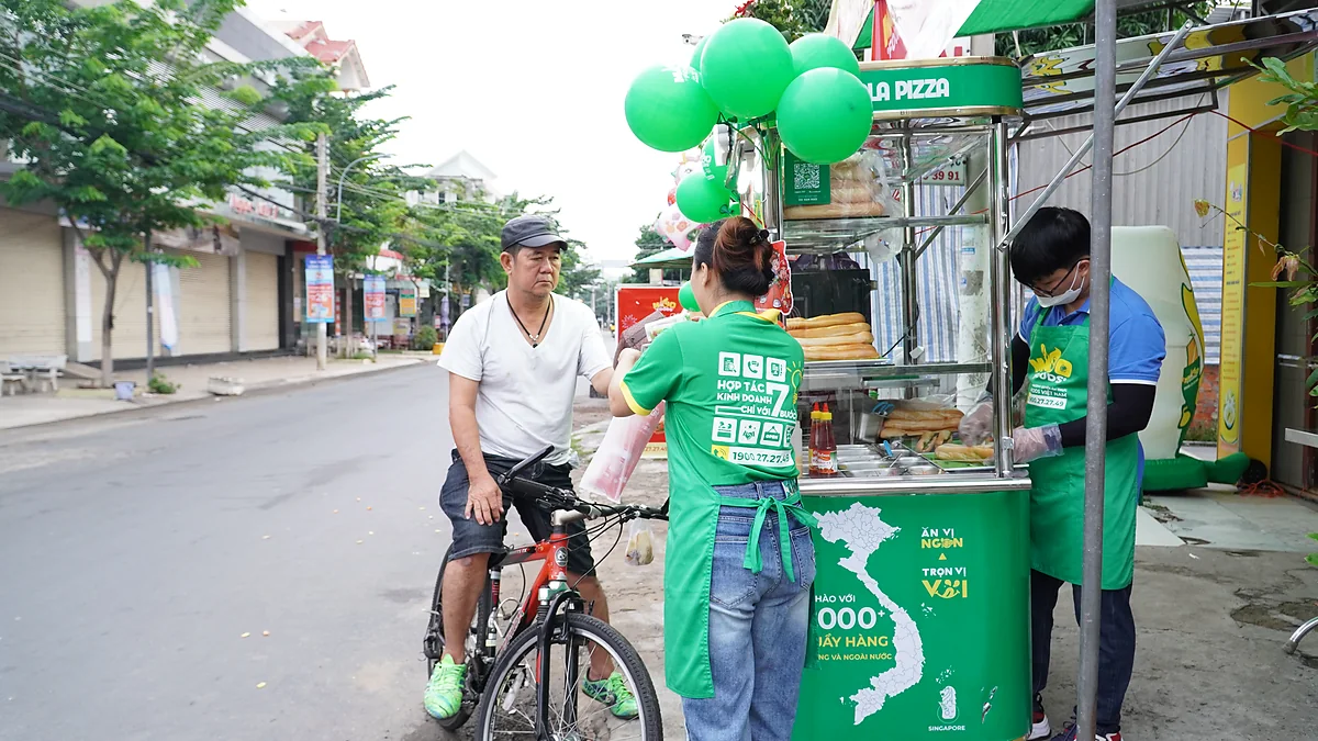 Điểm bán Dalabami phục vụ khách thực tế tại quầy bánh mì nhượng quyền