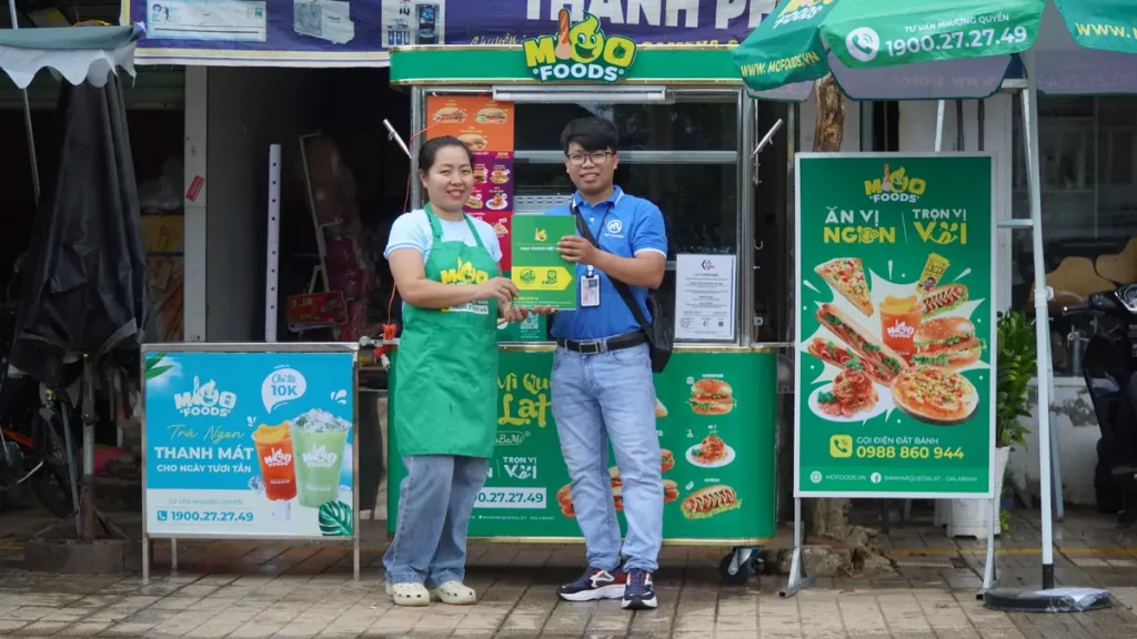 Đối tác Dalabami và nhân sự MOF tại điểm bán nhượng quyền bánh mì thực tế