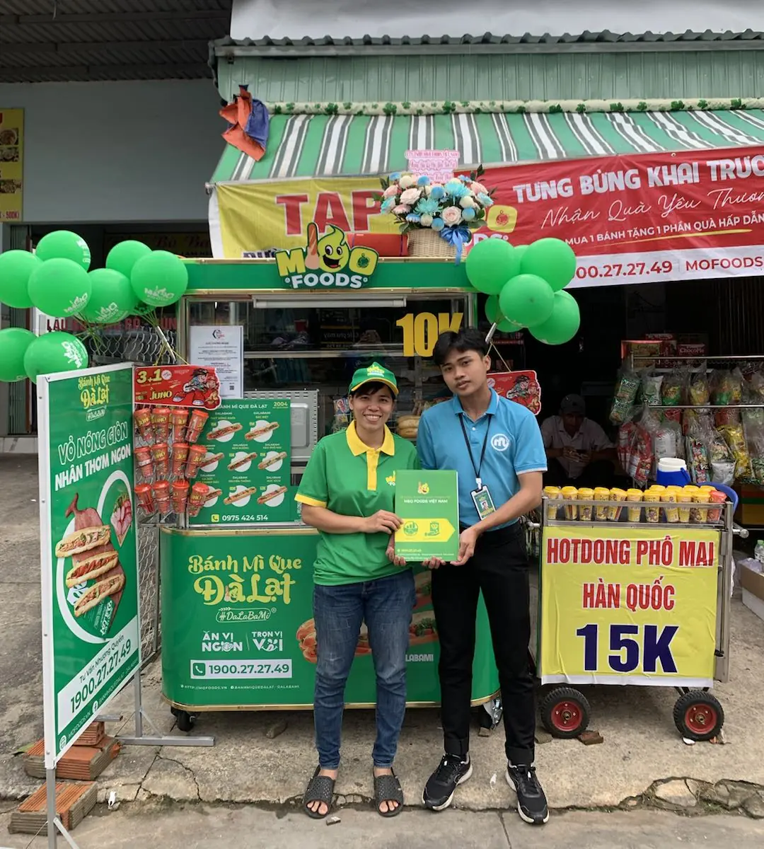 Điểm bán bánh mì que Dalabami trong ngày khai trương