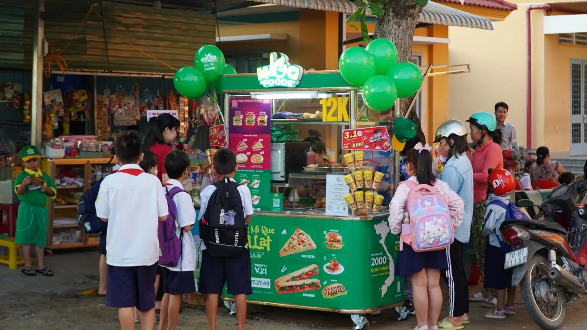 Điểm bán Bánh Mì Que Đà Lạt - Dalabami đang phục vụ khách hàng thực tế