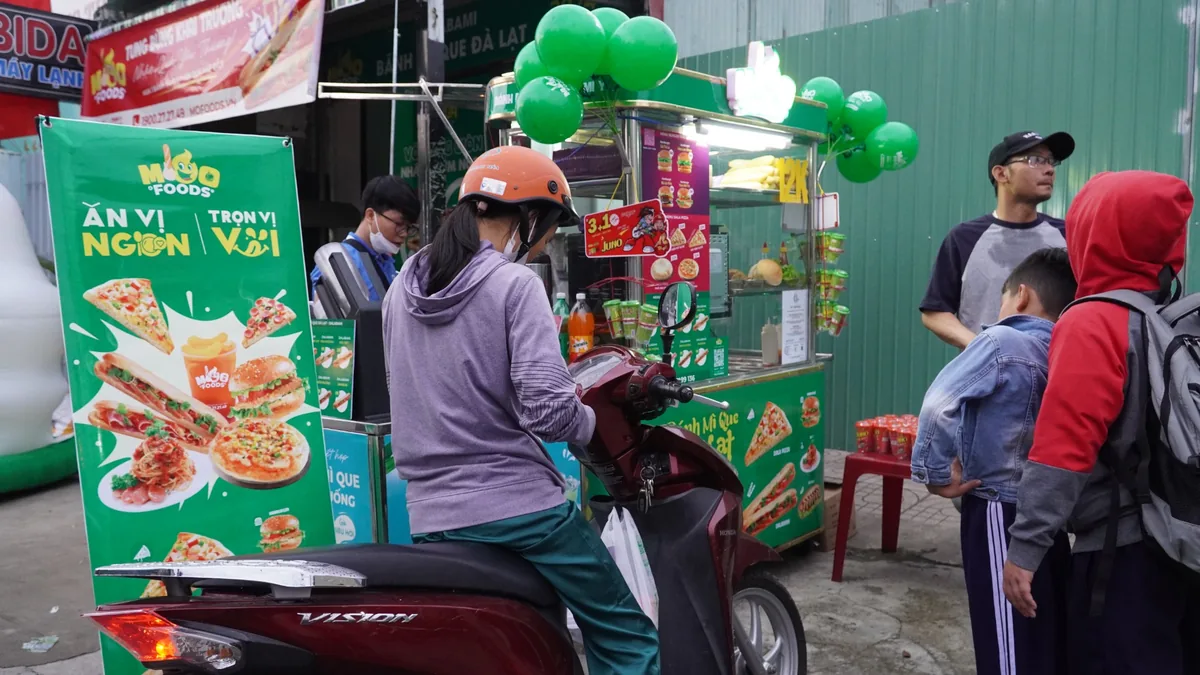 Điểm bán Bánh mì que Đà Lạt - Dalabami đang phục vụ khách