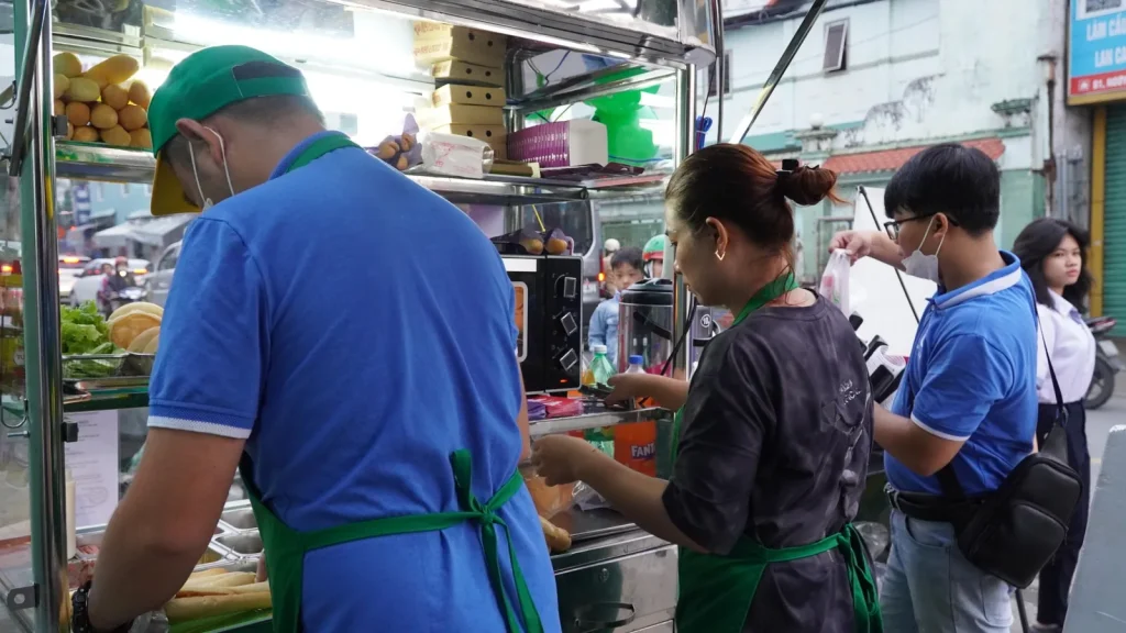 Điểm bán bánh mì với nhân viên phục vụ khách hàng
