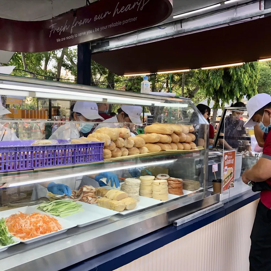 Quầy bán bánh mì với khu vực trưng bày và chế biến