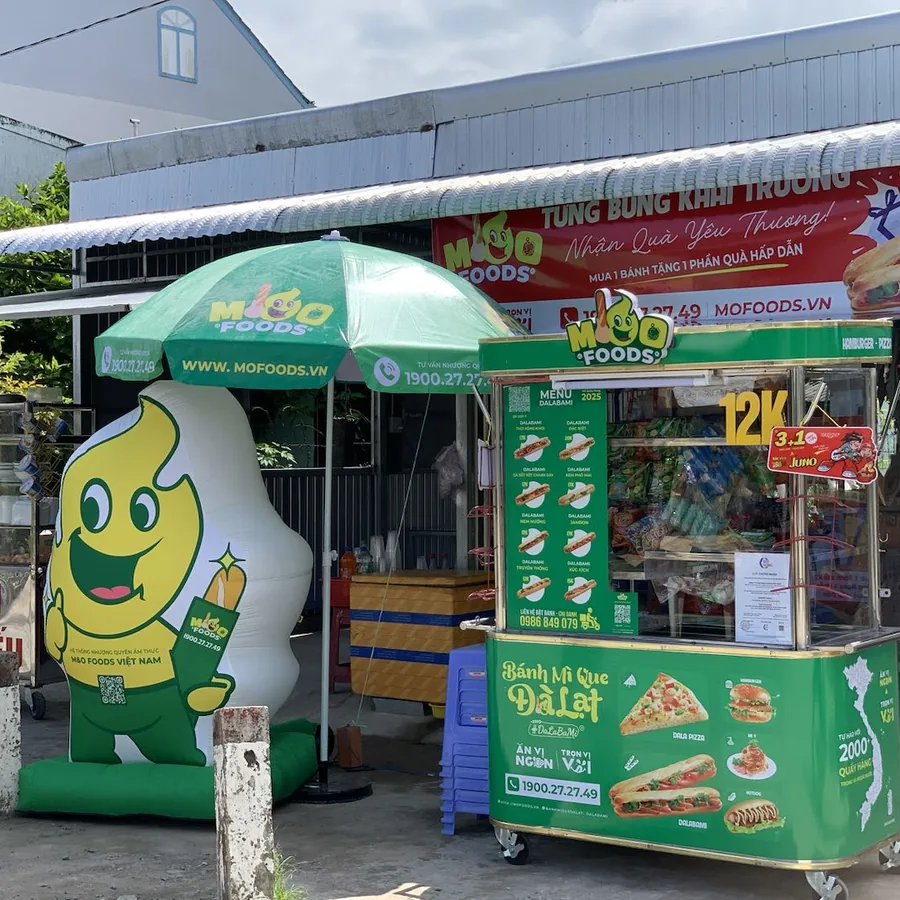 Xe bán bánh mì Dalabami tại điểm bán MOF