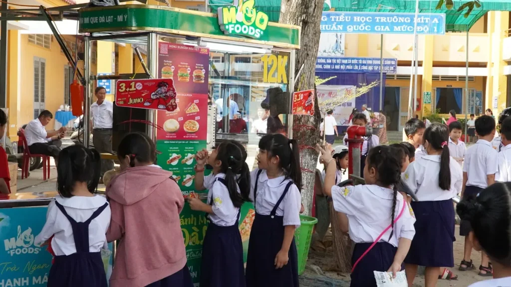 Quầy bánh mì que Dalabami tại khu vực trường học