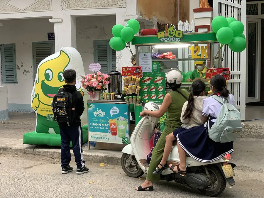 Khách dừng mua tại quầy bánh mì que Dalabami