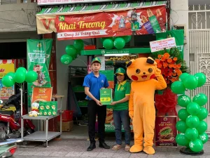 Hình ảnh quầy Dalabami trong ngày khai trương với nhân sự và nhận diện thương hiệu tại điểm bán.