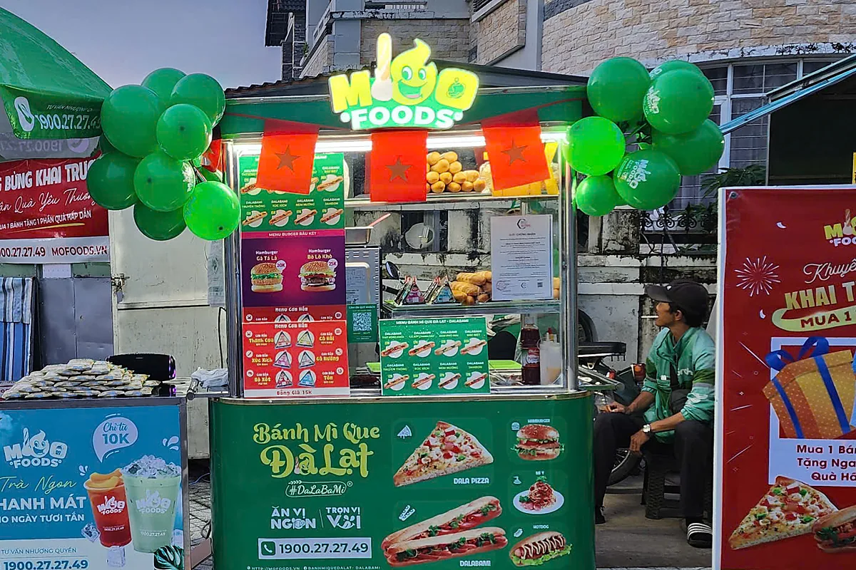 Các ổ bánh mì được xếp trên kệ trong tủ kính tại quầy