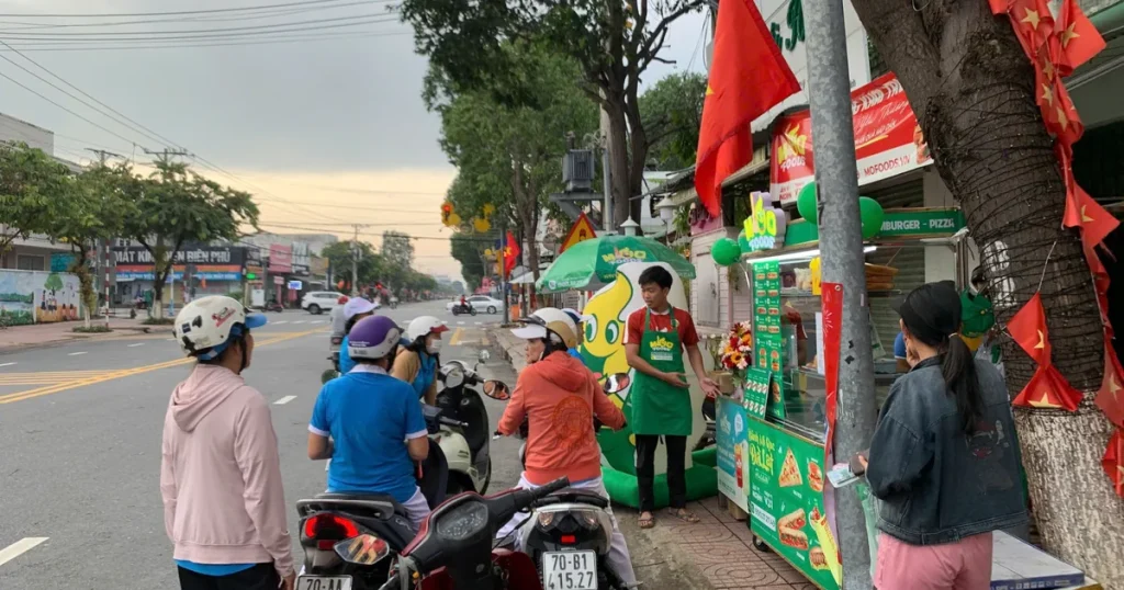 Quầy bánh mì ven đường với khách dừng xe mua hàng và tiếp cận điểm bán