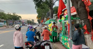 Quầy bánh mì ven đường với khách dừng xe mua hàng và tiếp cận điểm bán