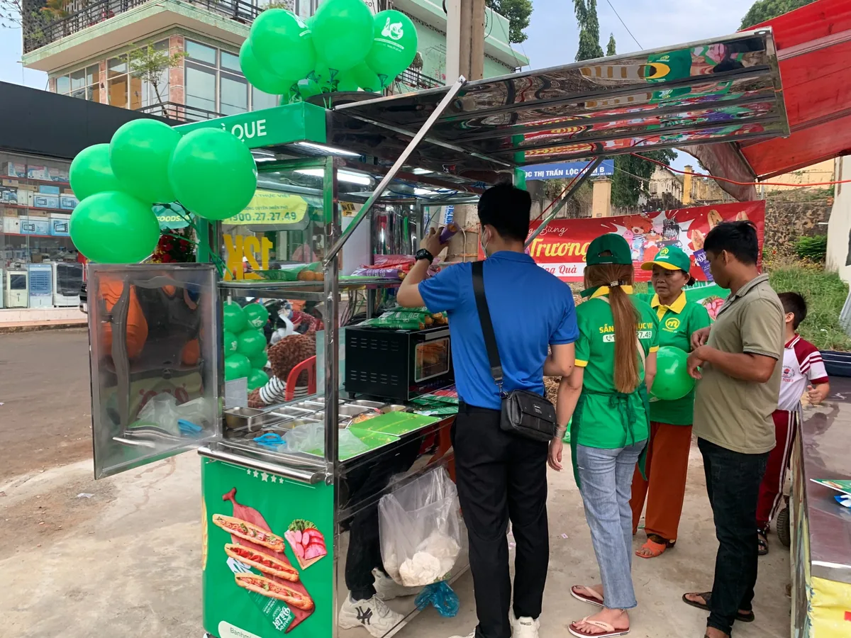 Quầy bánh mì que sau khi setup Dalabami, với bảng menu, thiết bị và nhận diện thương hiệu tại điểm bán.