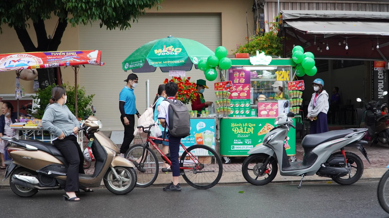Quầy bánh mì ven đường minh họa cách chọn mặt bằng bán bánh mì theo khả năng tiếp cận và dừng mua