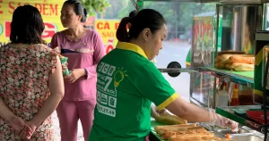 Người bán chuẩn bị bánh mì tại quầy