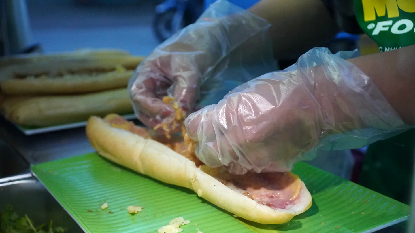 Các khay nguyên liệu tại quầy bánh mì, minh họa cách quản lý tồn kho quầy bánh mì