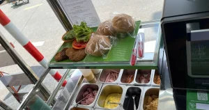 Khay bánh và các nguyên liệu được sắp xếp tại quầy bánh mì