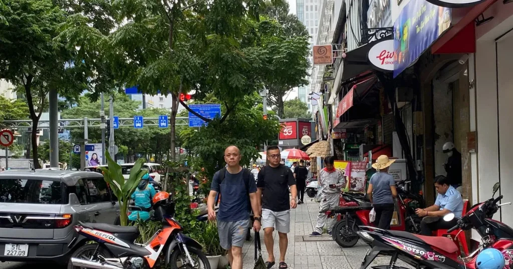 Quan sát người đi bộ và hoạt động cửa hàng trong khu vực dự kiến bán bánh mì