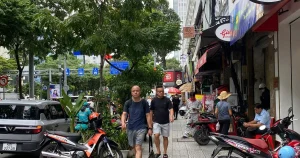 Quan sát người đi bộ và hoạt động cửa hàng trong khu vực dự kiến bán bánh mì