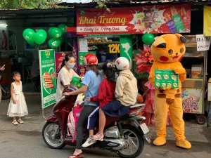 Khung cảnh quầy bánh mì ngày khai trương