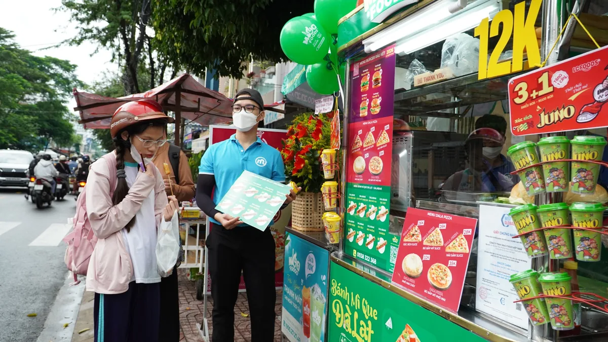 Quầy Dalabami với bảng menu, nhận diện thương hiệu và thiết bị tại điểm bán.