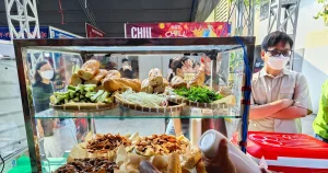 Quầy bánh mì với nguyên liệu và hoạt động bán hàng thực tế