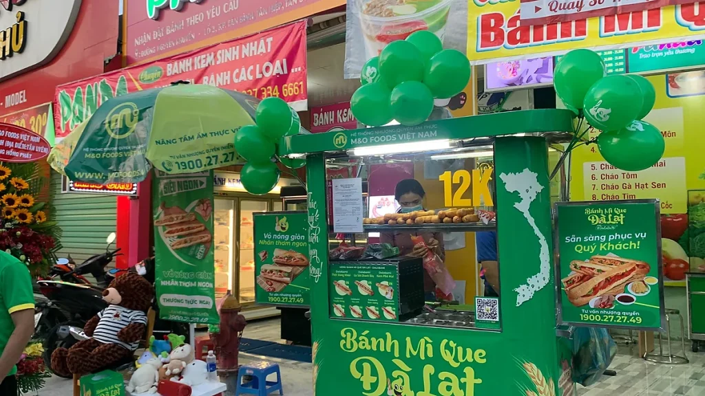 Nhân viên vận hành quầy bánh mì trong hoạt động bán hàng thực tế